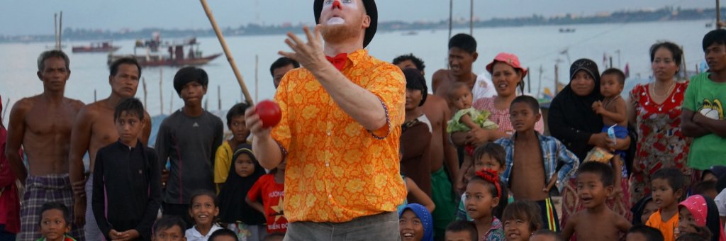 Clown jonglerar
