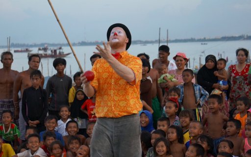 Clown jonglerar